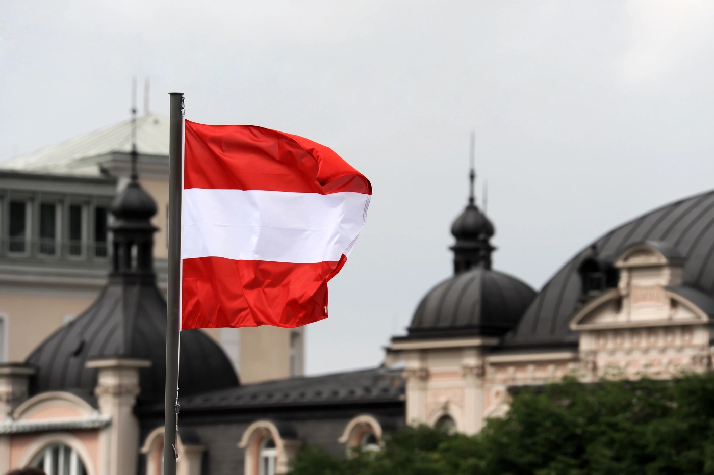 Drapeau Autrichien flottant sur le parlement