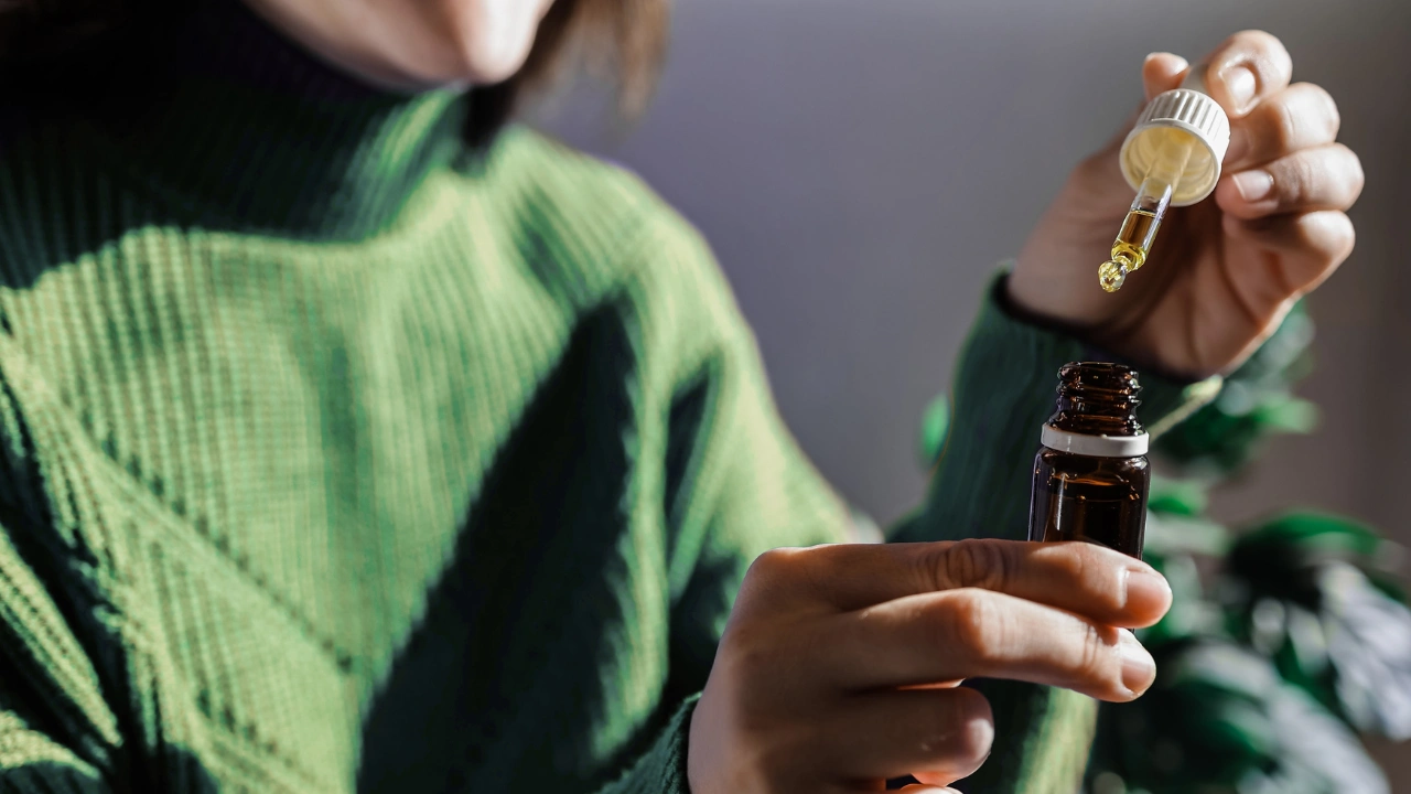 Femme qui prends de l'huile de CBD dans sa main