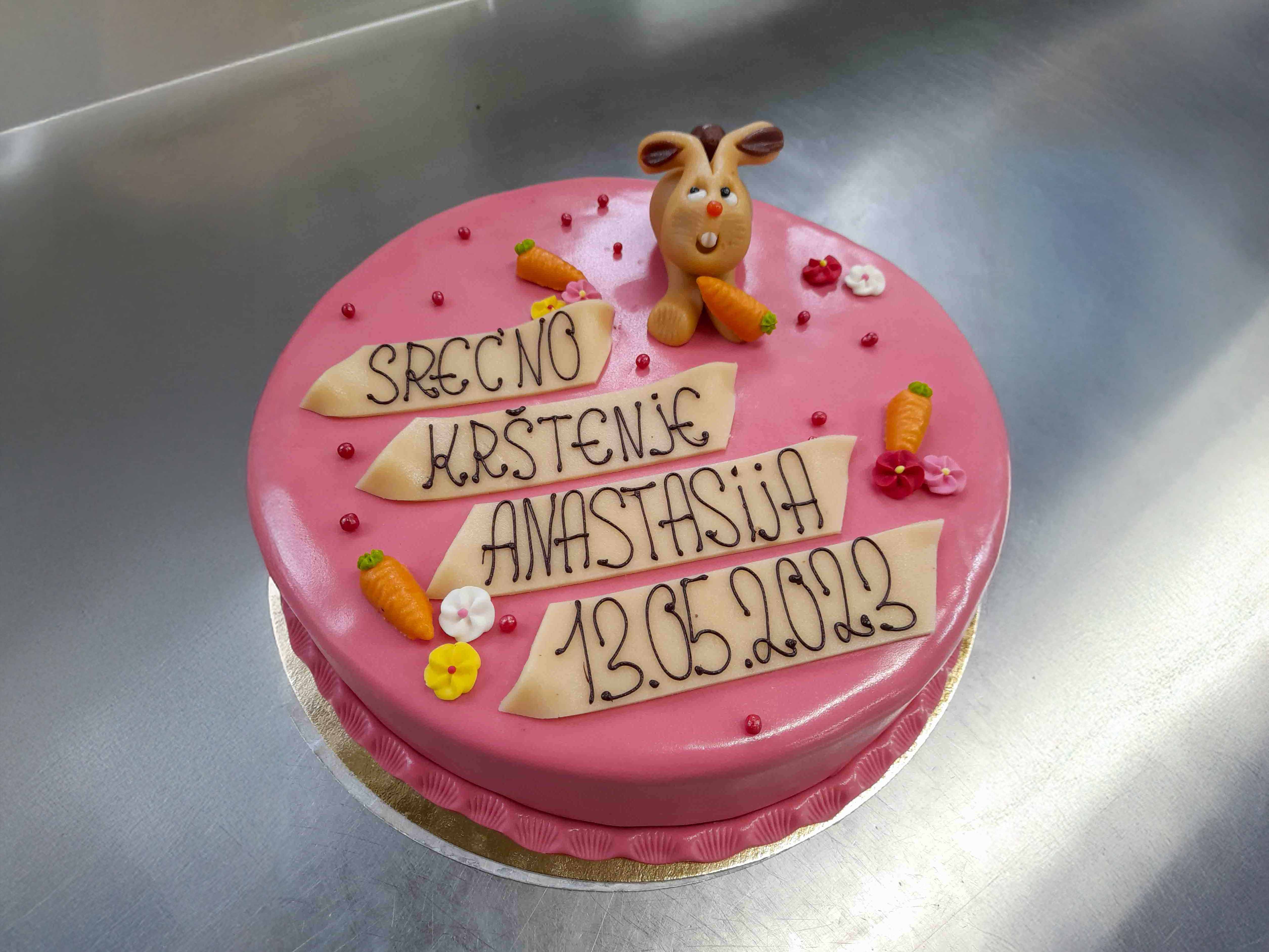 Rosa Geburtstagstorte Personalisiert mit Marzipan Hase und Karotten dekotiert