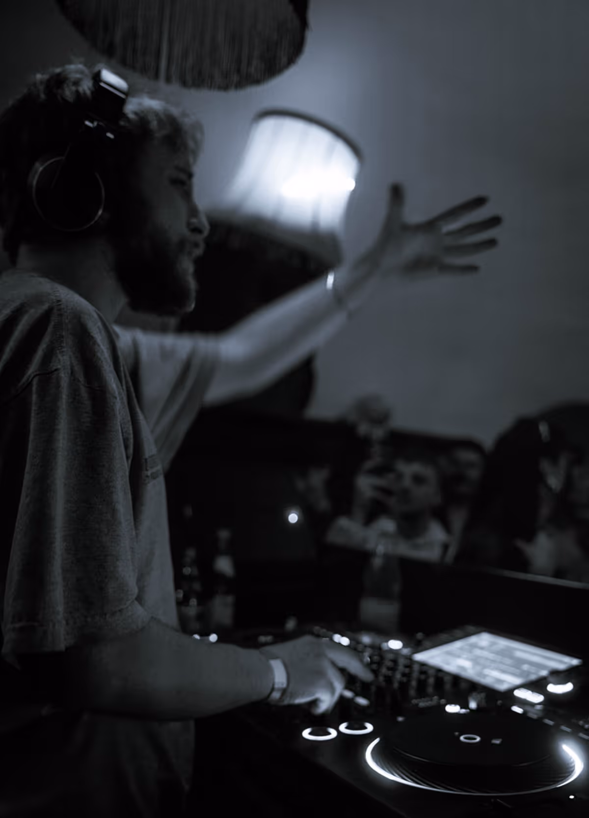 DJ am Mischpult beim Strive-Studio Fastnacht-Event – Musik und Party-Atmosphäre