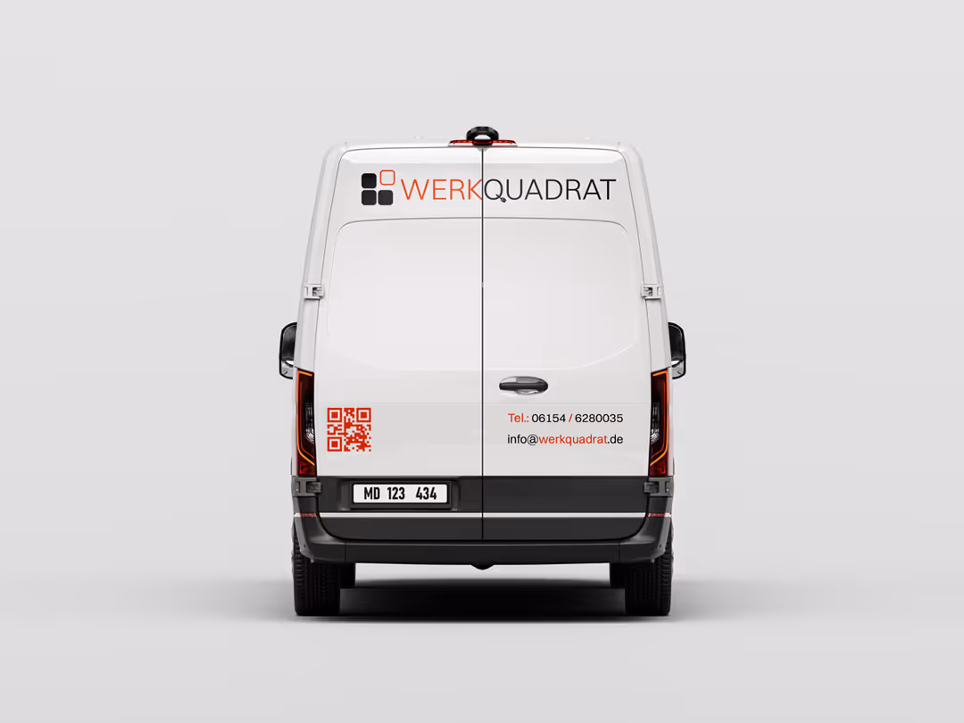 Mockup der Heckansicht eines Transporters mit Werkquadrat-Branding – Logo, QR-Code, Kontaktdaten und Firmenname auf der Fahrzeugrückseite, Branding-Design für Bauunternehmen