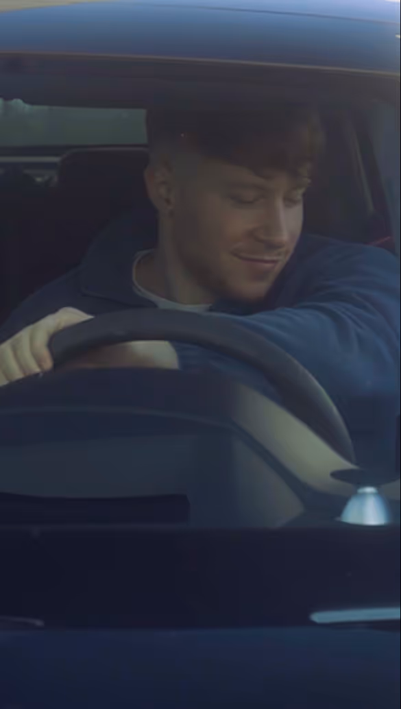 Fahrer am Steuer eines Sportwagens genießt den Moment – Ausschnitt aus Social-Media-Kurzvideo für AS Sportwagenvermietung