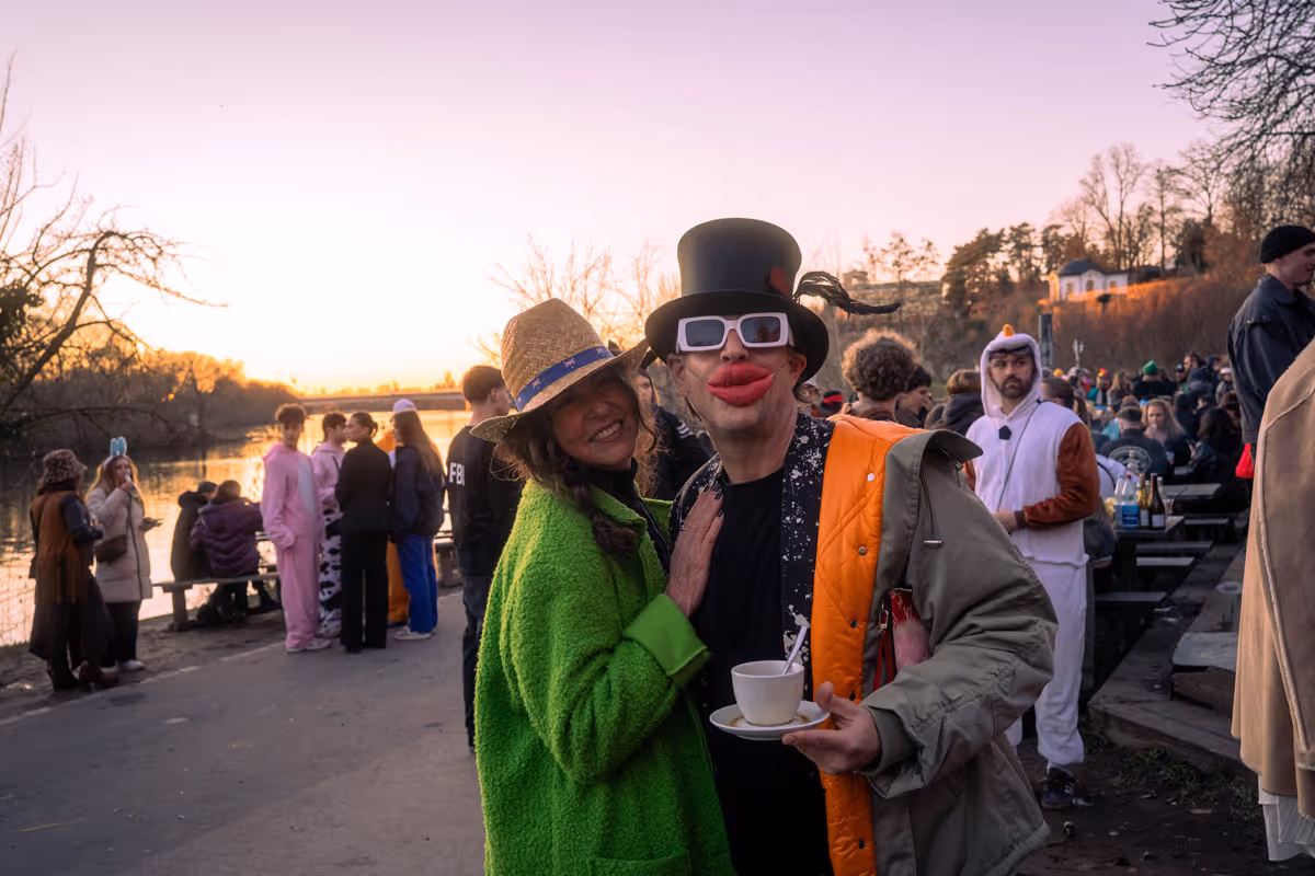 Verkleidete Gäste beim Strive-Studio Fastnacht-Event im Freien – ausgelassene Stimmung