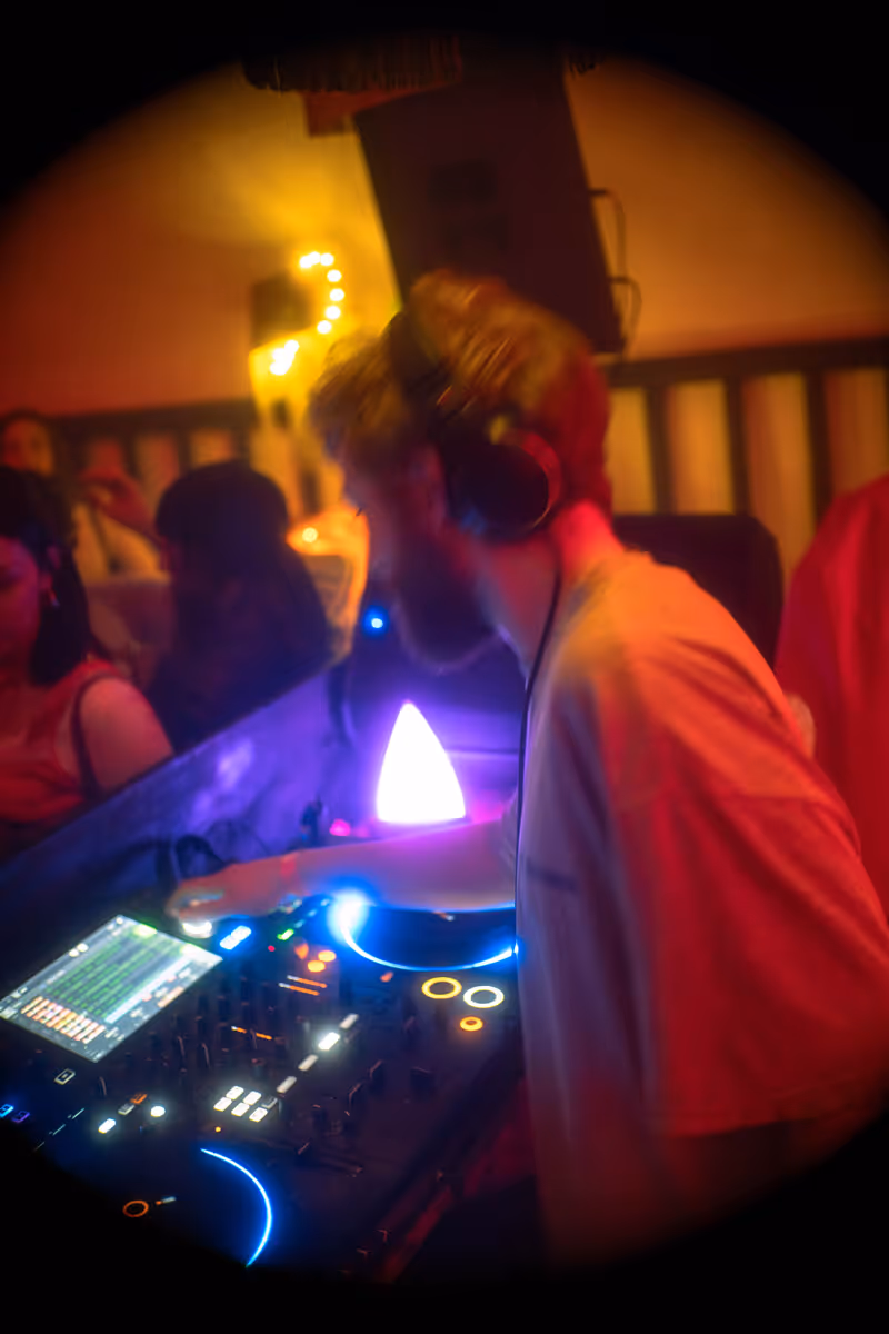 DJ am Mischpult beim Strive-Studio Fastnacht-Event – Musik und Party-Atmosphäre