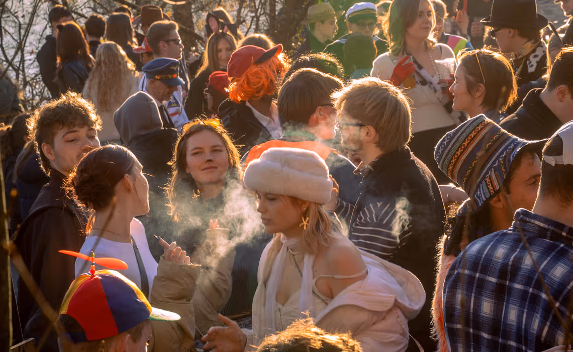 Große Gruppe verkleideter Gäste beim Strive-Studio Fastnacht-Event – sonnige Atmosphäre und ausgelassenes Feiern