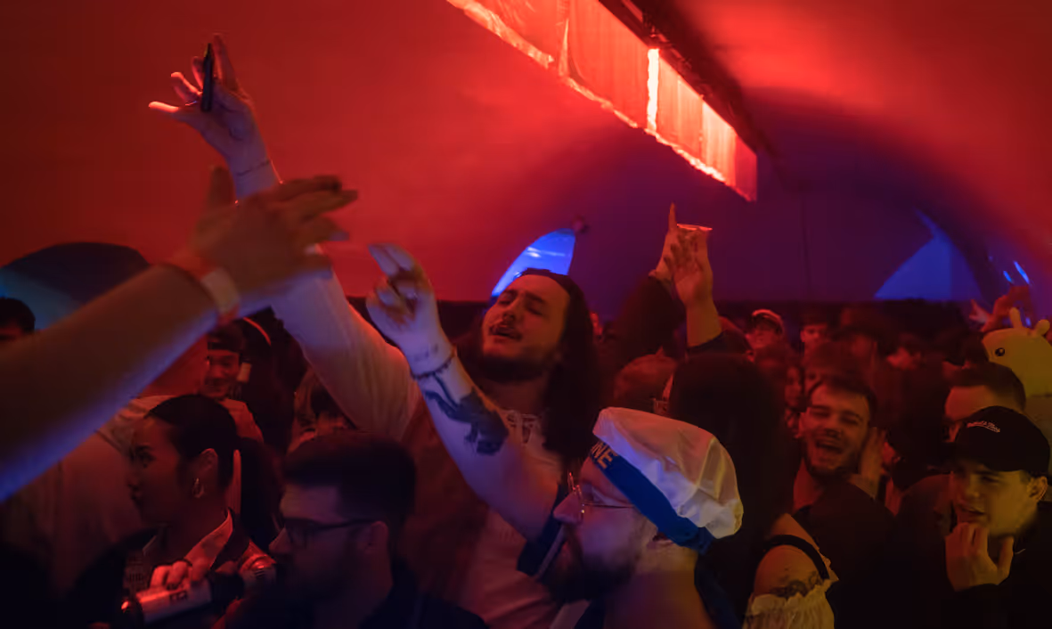 Gäste mit Kostümen beim Strive-Studio Fastnacht-Event – lebendige Party-Stimmung