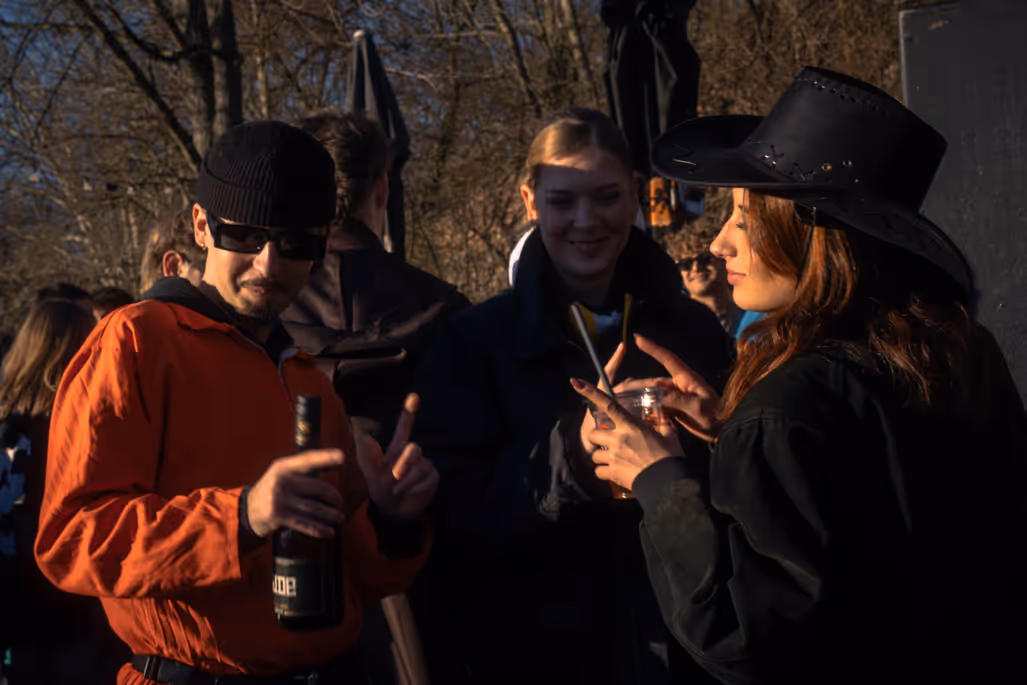Verkleidete Gäste unterhalten sich beim Strive-Studio Fastnacht-Event im Freien