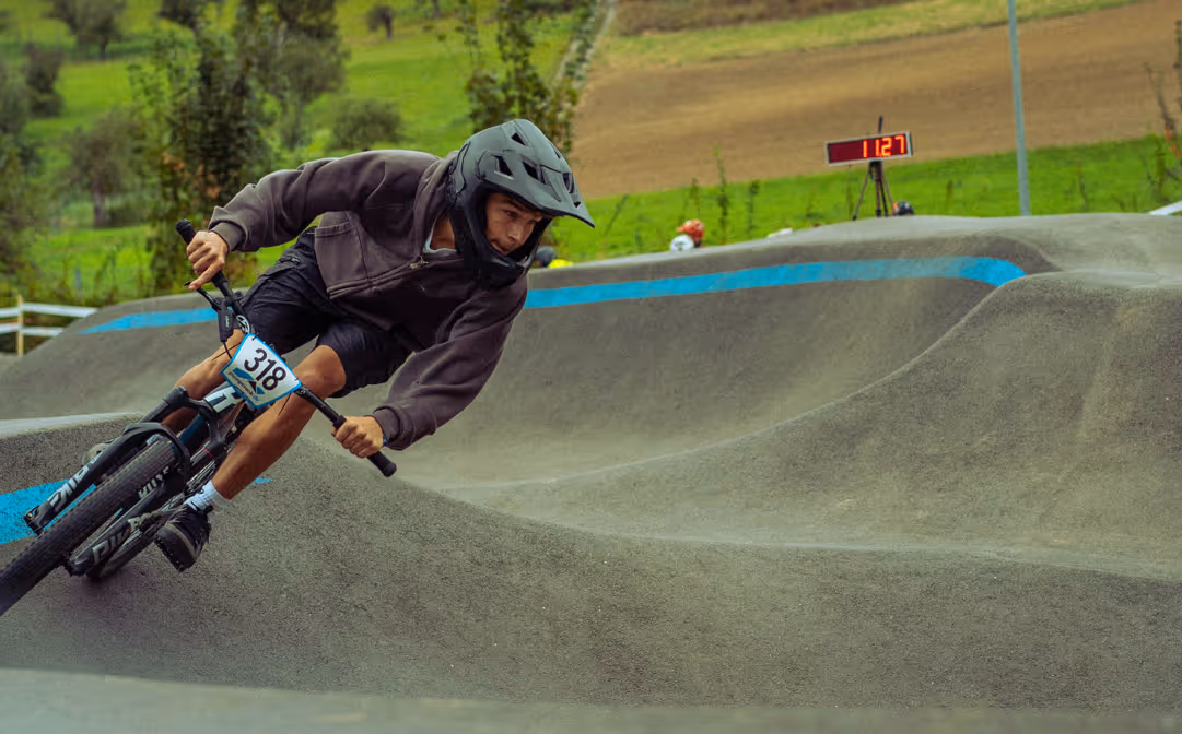 Mountainbiker in voller Fahrt auf dem Pumptrack beim Hessisch Pumptrack Series Event