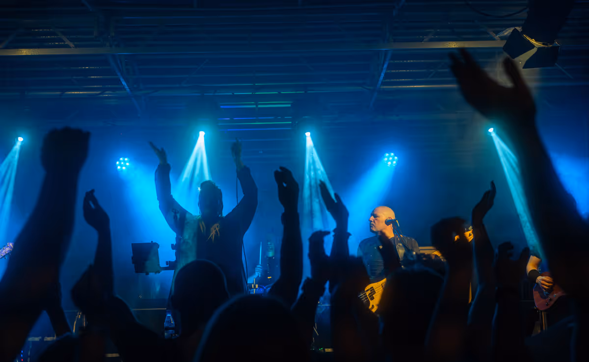 Great Around Town live auf der Bühne beim Schützenfest – stimmungsvolle Lichtshow und begeistertes Publikum