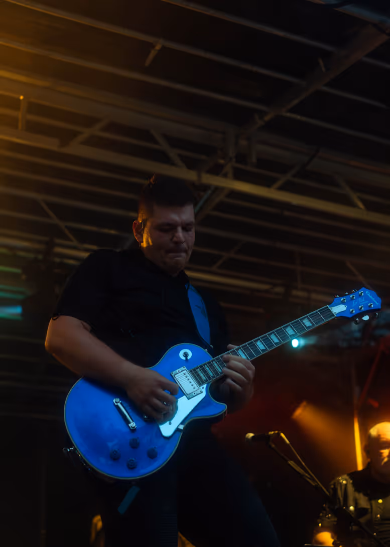 Gitarrist von Great Around Town spielt blaue E-Gitarre während des Auftritts beim Schützenfest