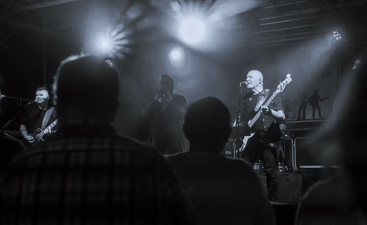 Besucher des Schützenfestes genießen das Live-Konzert von Great Around Town