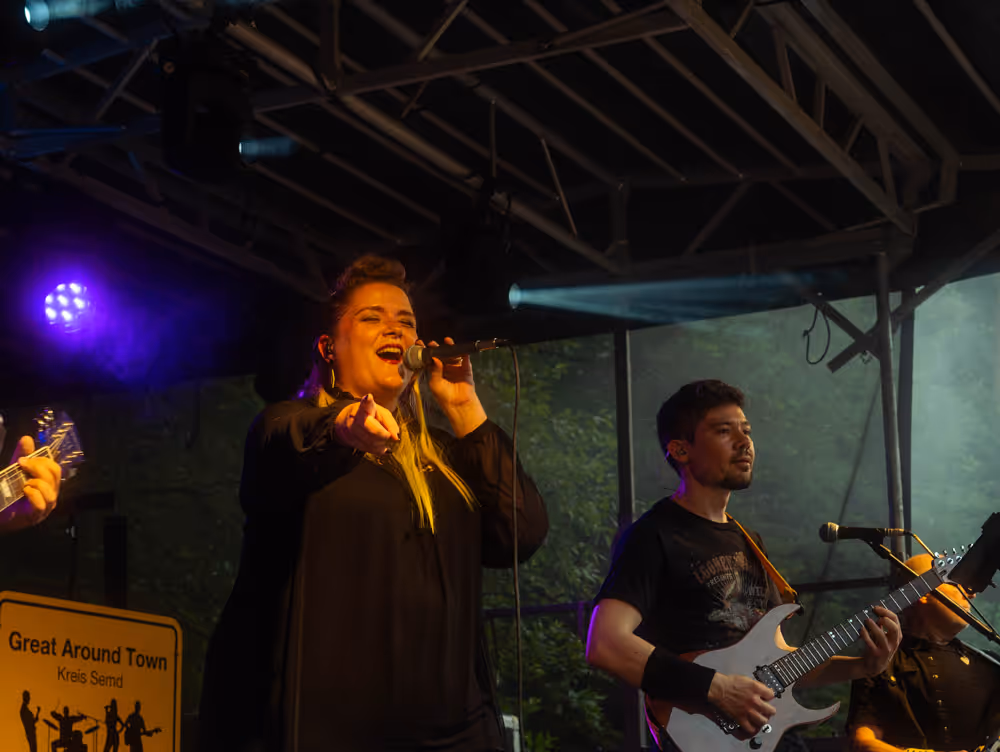 Sängerin und Musiker von Great Around Town beim gemeinsamen Auftritt auf dem Schützenfest