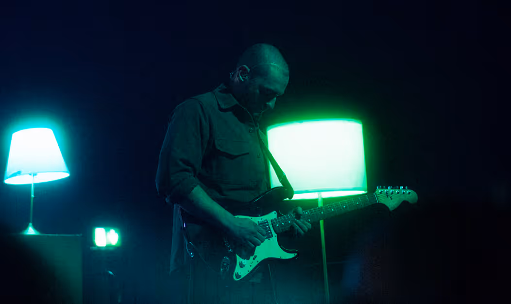 Gitarrist von Levin Liam spielt während des Auftritts in der Centralstation unter farbigen Scheinwerfern