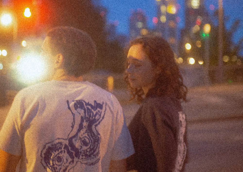 T-Shirt von Renée Customs bei Abendstimmung in urbaner Umgebung – Produktaufnahme