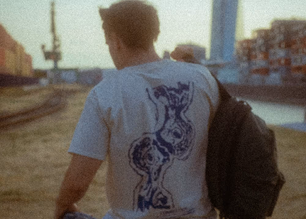 Renée Customs T-Shirt bei Sonnenuntergang – stimmungsvolle Produktaufnahme