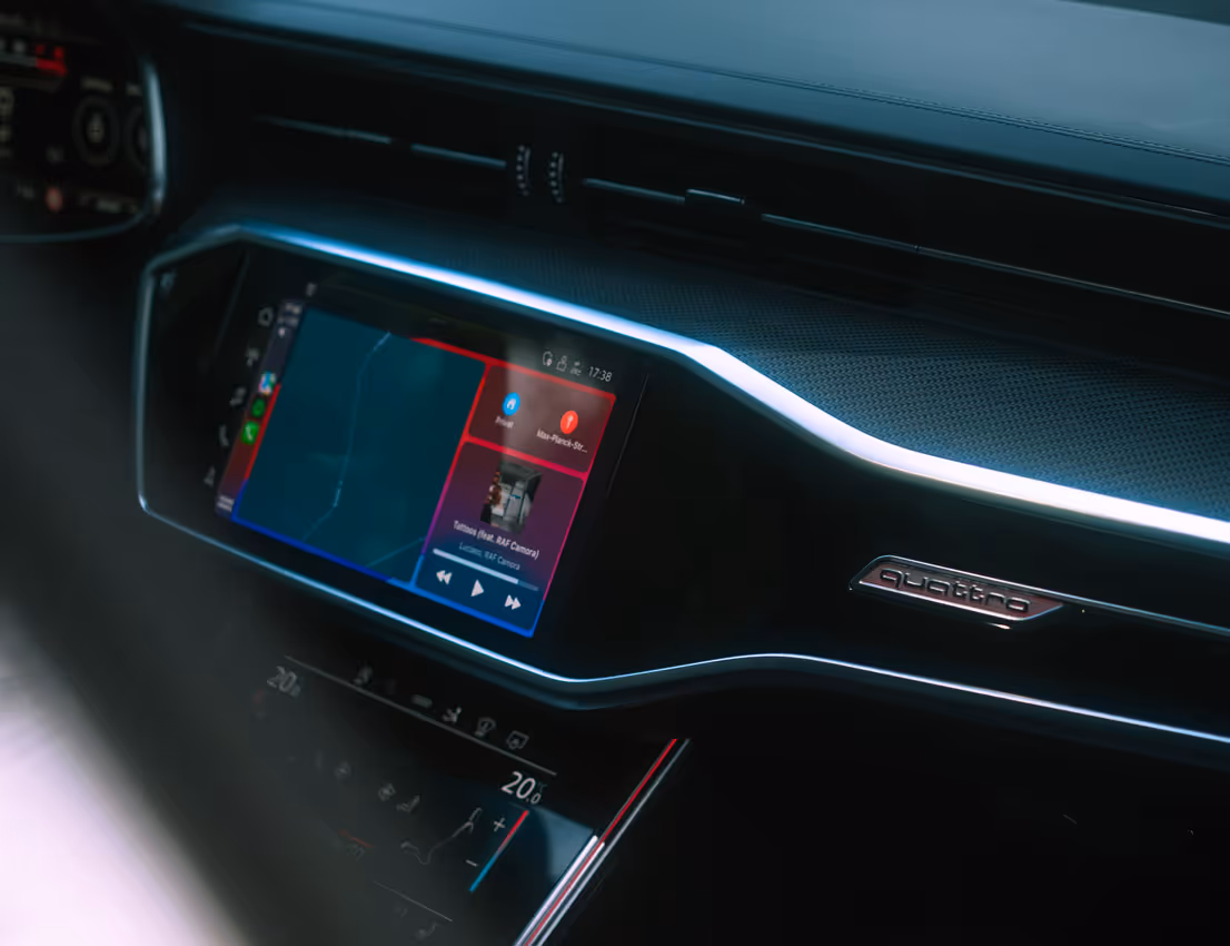 Hochwertiges Cockpit-Detail eines Sportwagens – Produktaufnahme für AS Sportwagenvermietung
