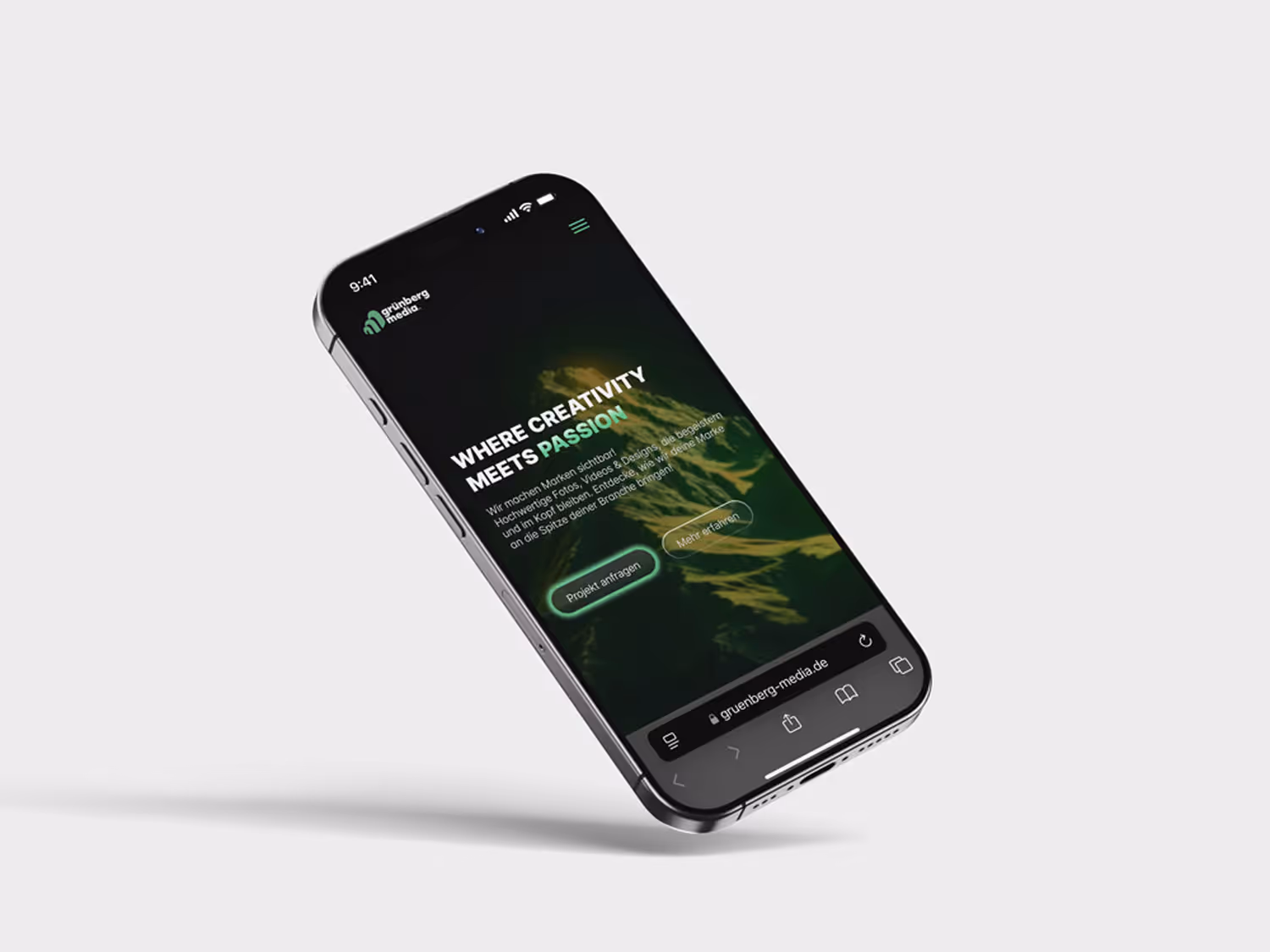 Mockup der Grünberg Media Website auf einem Smartphone – Startseite mit Claim „Where Creativity Meets Passion“