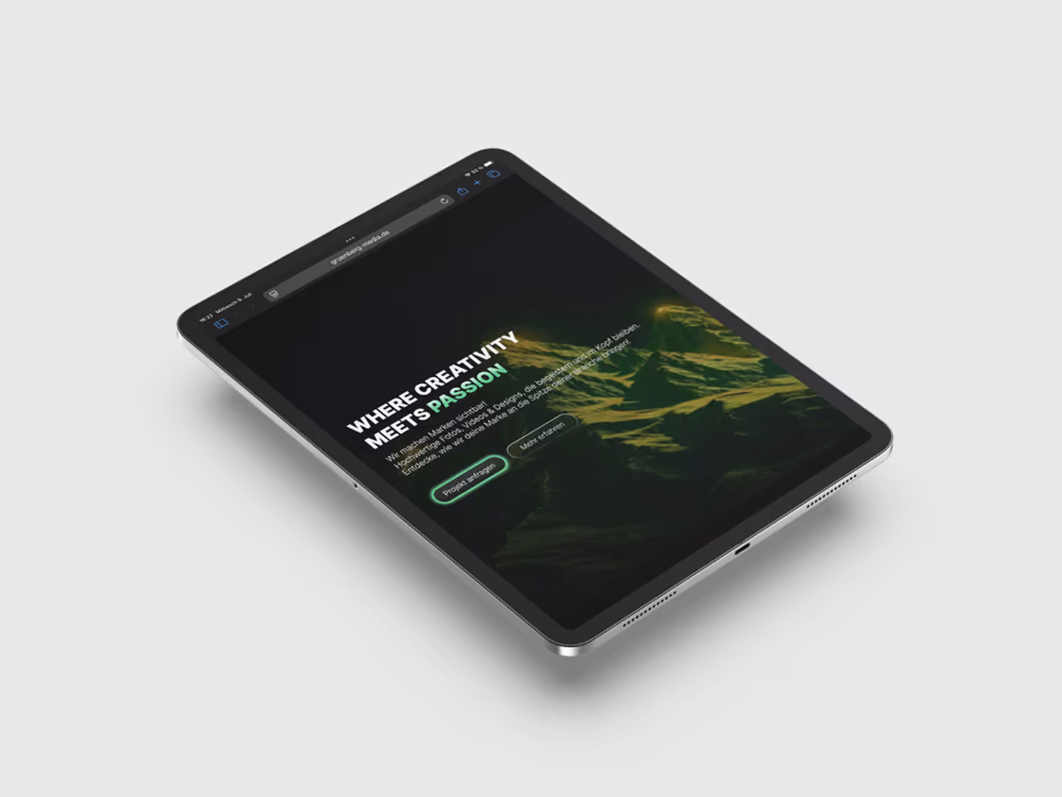 Mockup der Grünberg Media Website auf einem Tablet – Responsive Darstellung der Startseite