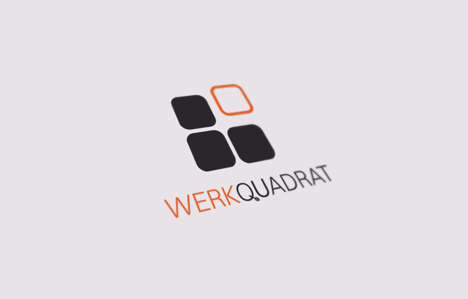 Mockup des Werkquadrat-Logos – linke Vektoren symbolisieren Bodenbelagsarbeiten als Handwerksdienstleistung, rechts ein hochgestelltes Quadrat als mathematisches Symbol für „Quadrat“ im Markennamen