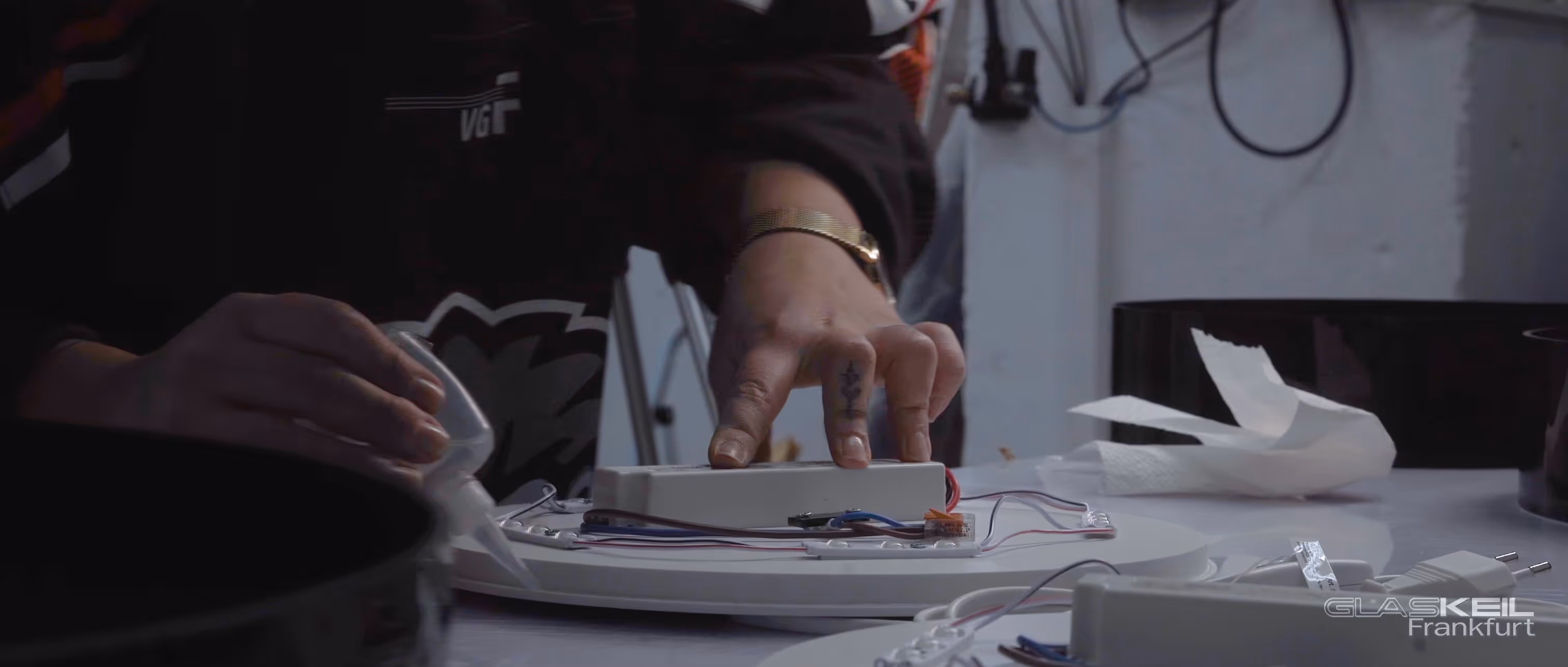Mitarbeiter bei der finalen Montage der Löwen Frankfurt LED-Lampe – GlasKeil Videoproduktion – Visualisierung von Handwerk und Emotionen.