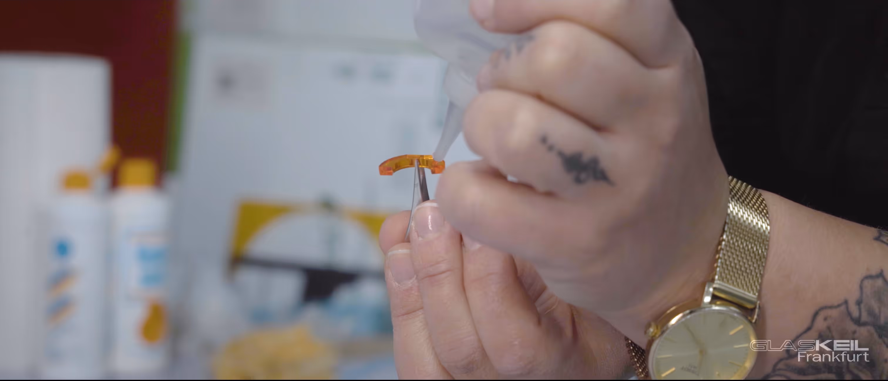 Detailaufnahme von Händen bei der feinen Klebearbeit an einem Werkstück – GlasKeil x Löwen Frankfurt – Cineastische Detail-Videografie