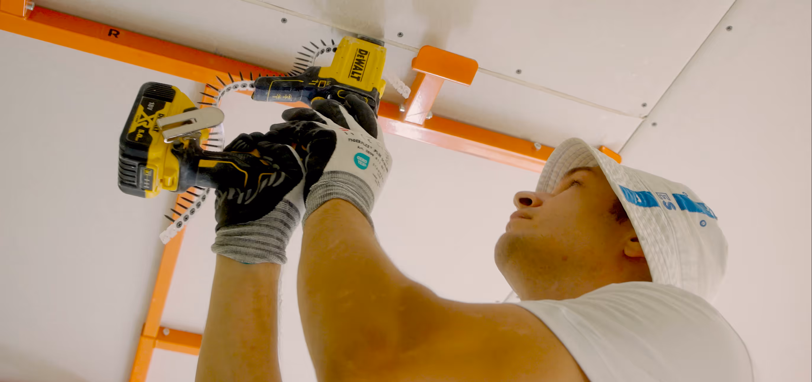 Handwerker bohrt an der Decke – Werkquadrat Imagefilm – Dynamische Handwerks- und Industrie-Videoproduktion