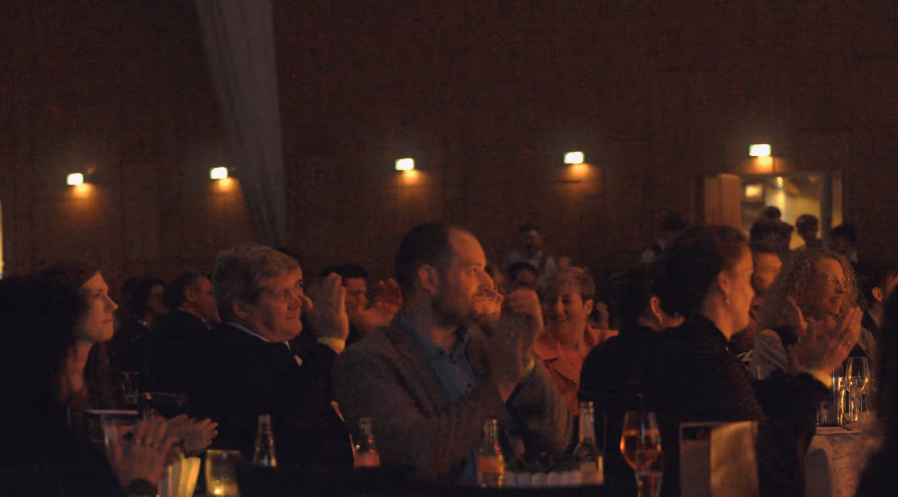 Begeistertes Publikum klatscht Applaus – Produktion des Website Hero-Videos für Zauberer Michael Peskov. Zeigt authentische Event-Atmosphäre und Faszination.