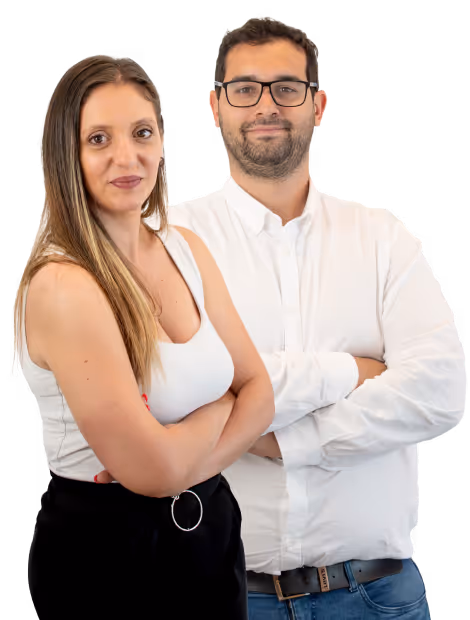 Patrícia e Rafael, representantes da PH Apartments, posando juntos de forma confiante e acolhedora, ambos com expressão amigável, vestindo roupas claras, sobre fundo neutro.