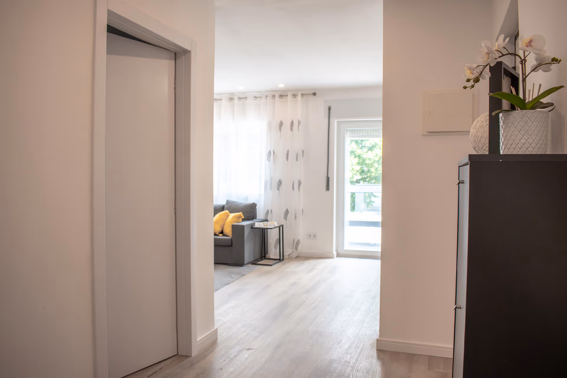 pormenor do corredor para a sala de estar, com porta para a varanda
