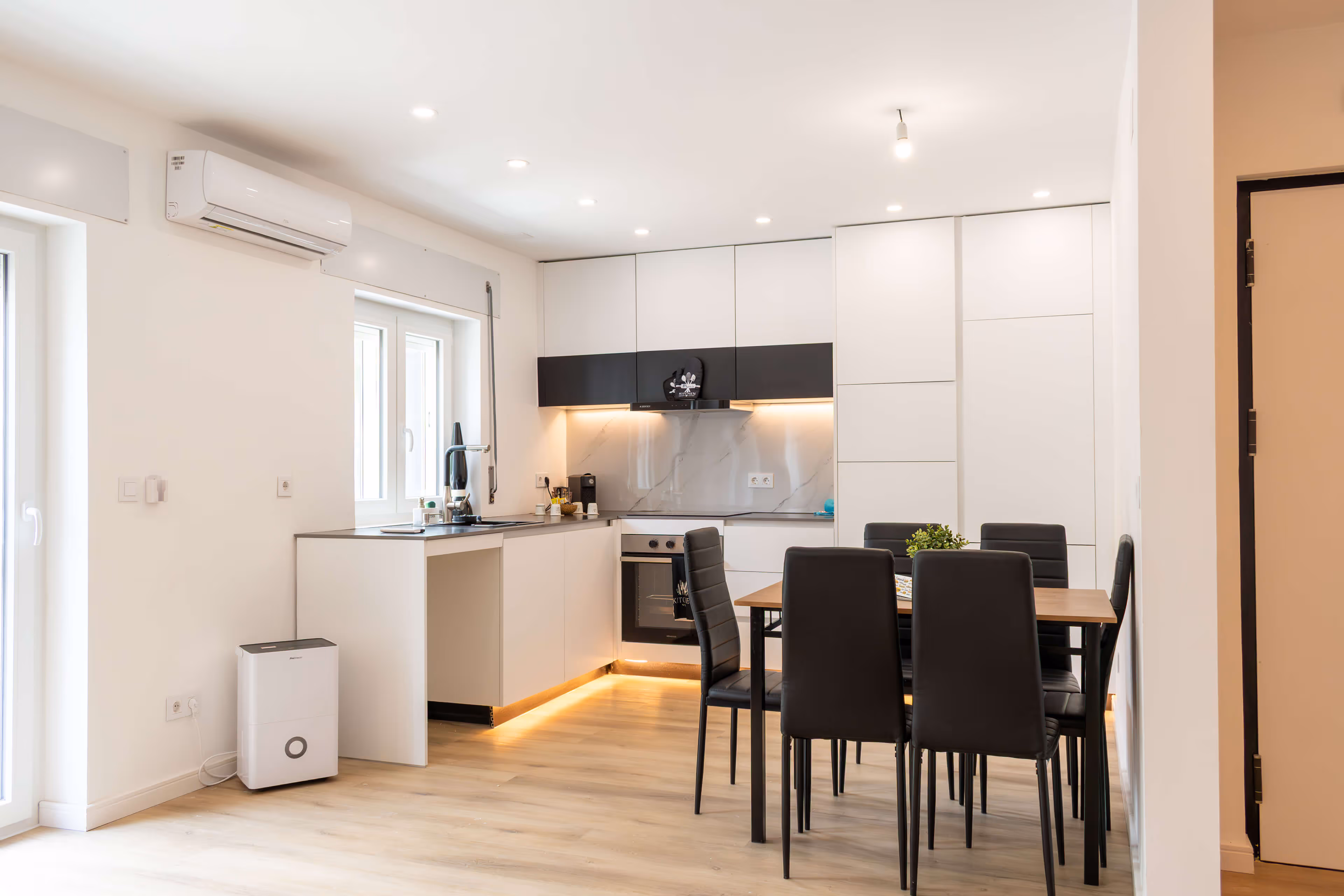 cozinha moderna e totalmente equipada, com luz led e mesa de jantar para 6 pessoas