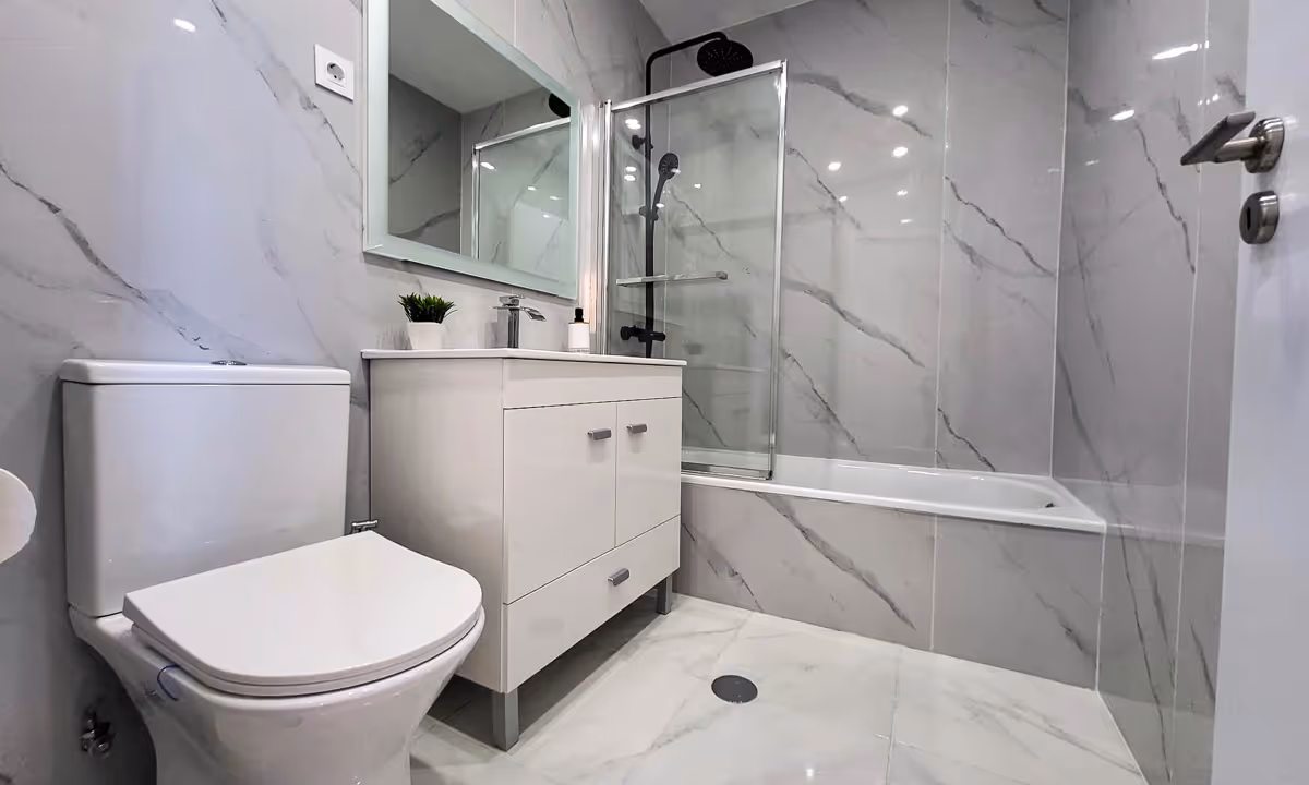 Casa de banho moderna do apartamento Elegance I com revestimento marmorizado e banheira