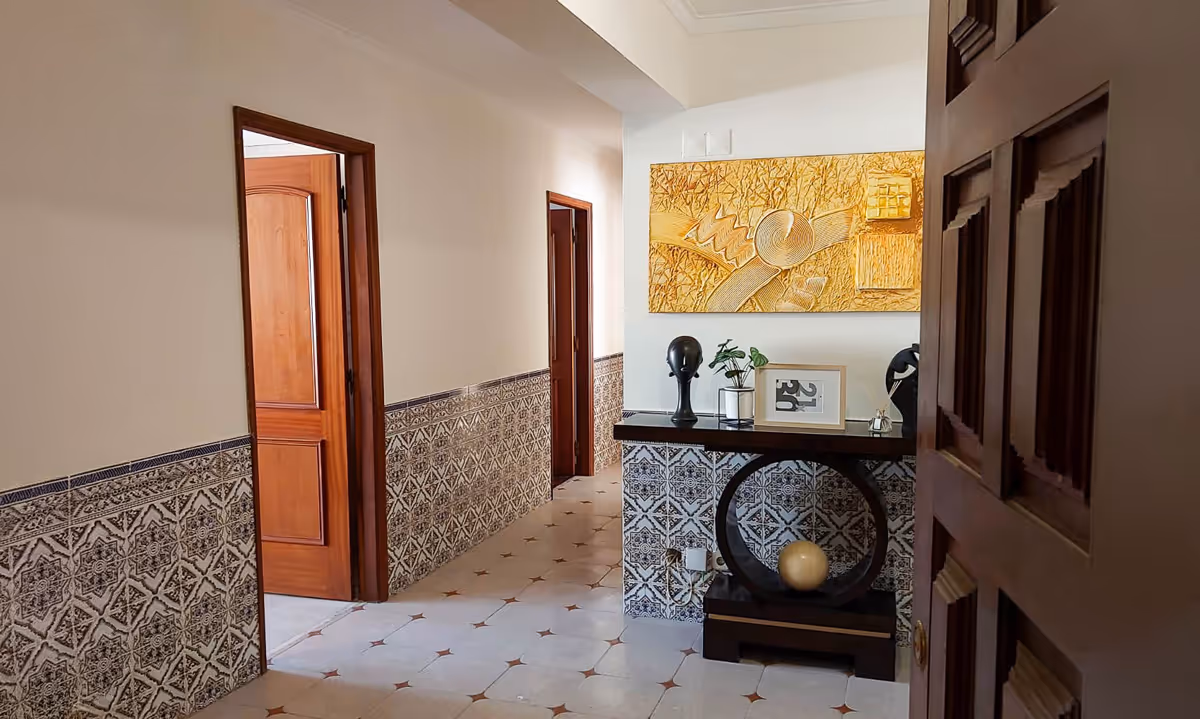Hall de entrada do apartamento Snow I com azulejos tradicionais e decoração contemporânea