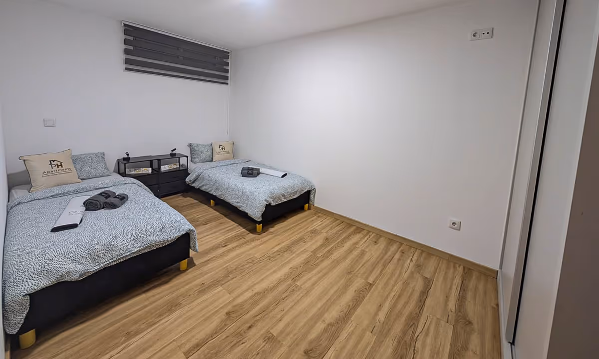 Quarto duplo do apartamento Gaia Prime II em Vila Nova de Gaia com camas individuais e pavimento em madeira