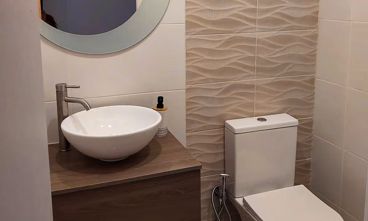 Casa de banho social do apartamento Elegance II com lavatório moderno e revestimento 3D