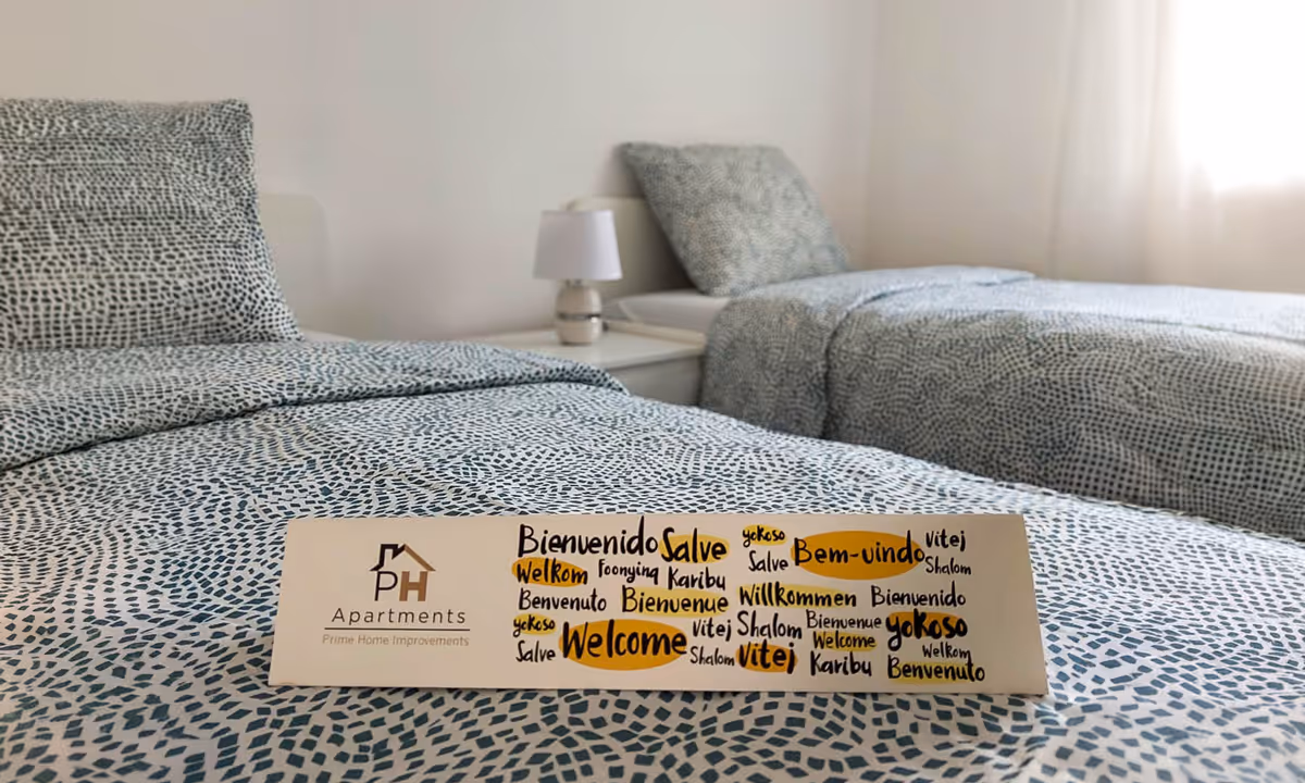 Quarto duplo do apartamento Snow I com decoração moderna e boas-vindas da PH Apartments