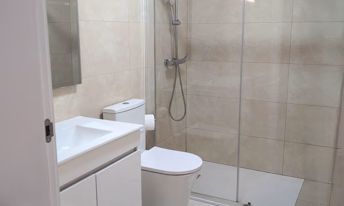 Casa de banho moderna do apartamento Gaia Prime II com duche envidraçado e revestimento bege