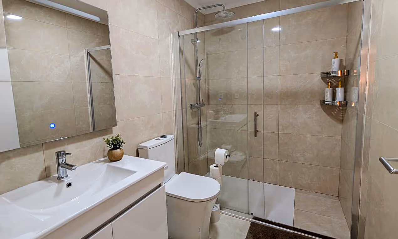 Casa de banho do apartamento Gaia Prime II com duche e acessórios modernos