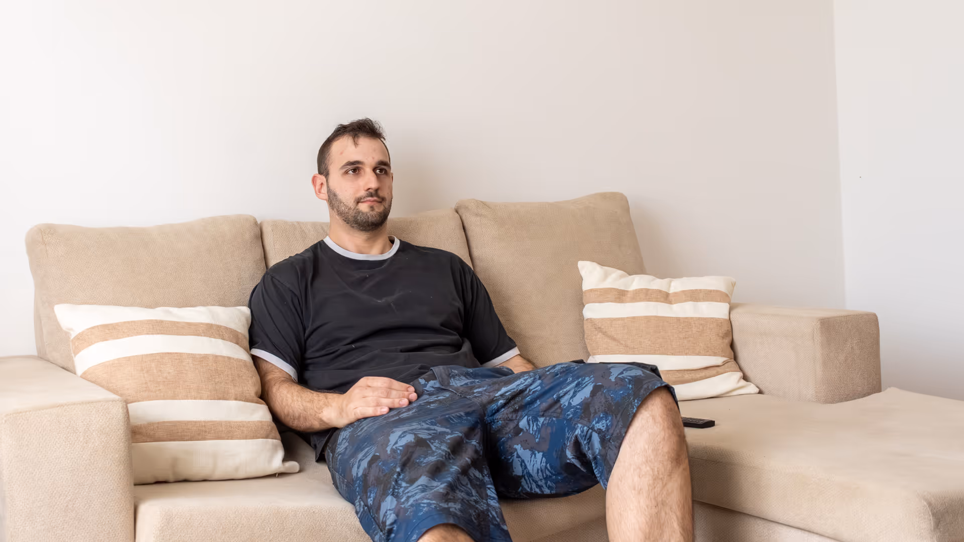 colaborador a descançar no sofá de um dos apartamentos da PH