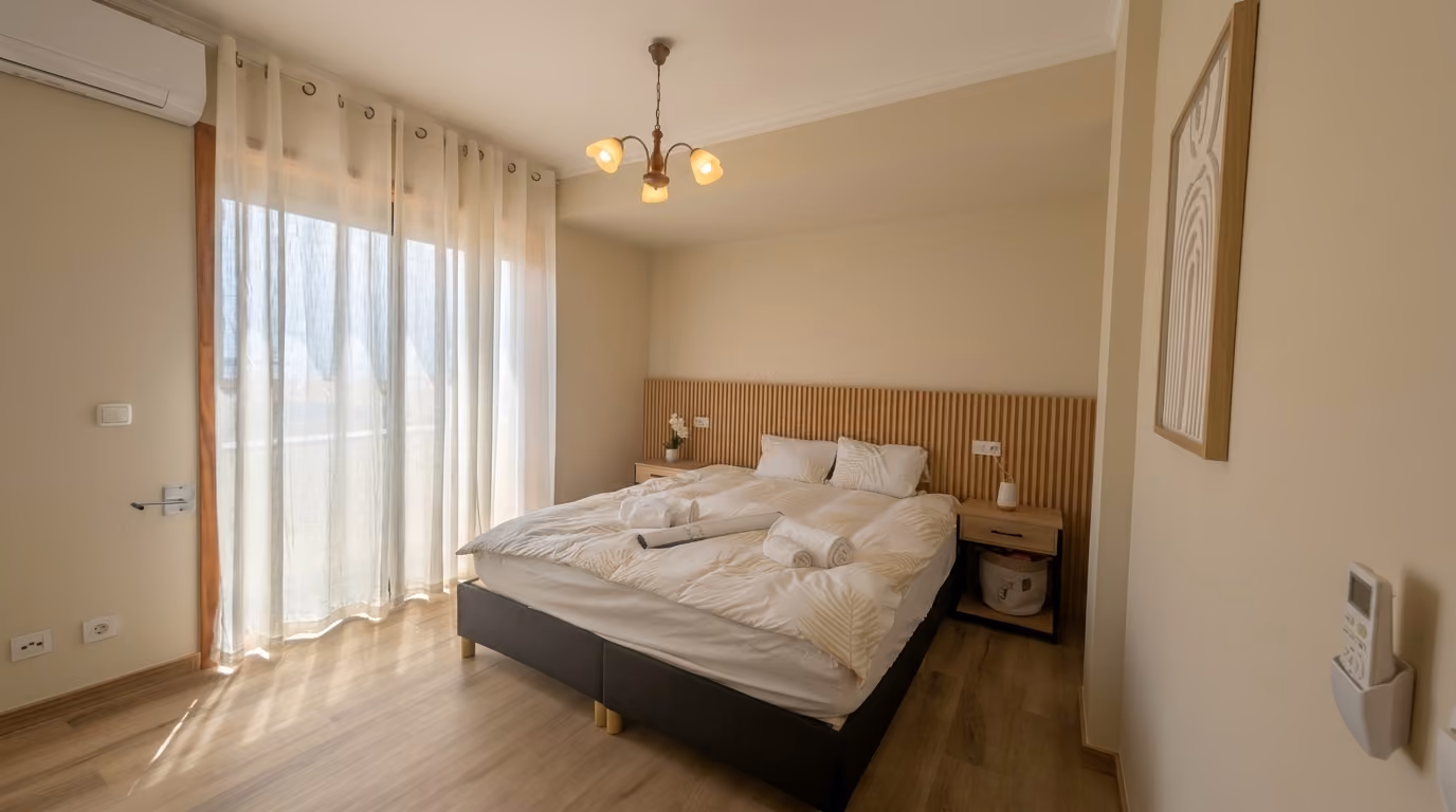 Quarto luminoso com cama de casal, decoração contemporânea e varanda com vista para o mar em Vila Praia de Âncora.
