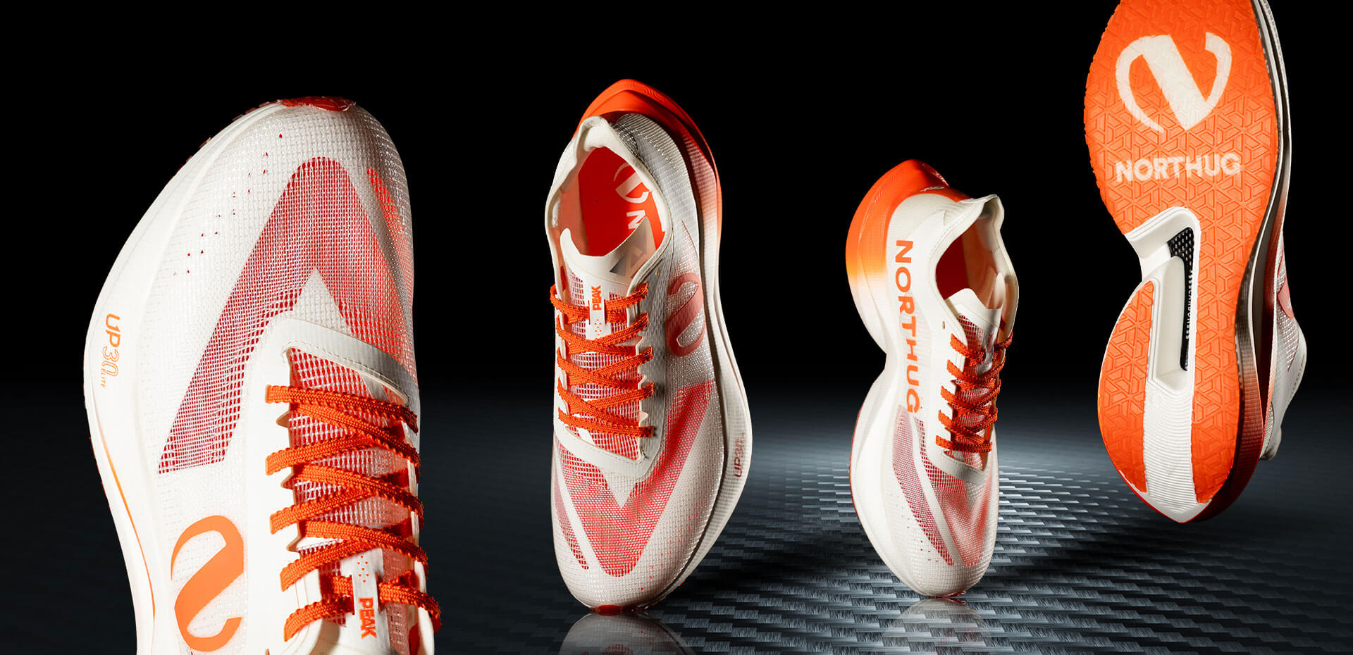 Fotomontasje som viser den hvite og orange utgaven av Northug UP 30 Elite-karbonløpeskoene fra ulike vinkler. Skoene er plassert på et underlag av karbonfiber.