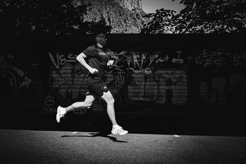 Svart-hvitt-bilde av Petter Northug på løpetur i sine Up 30 Elite-karbonløpesko.