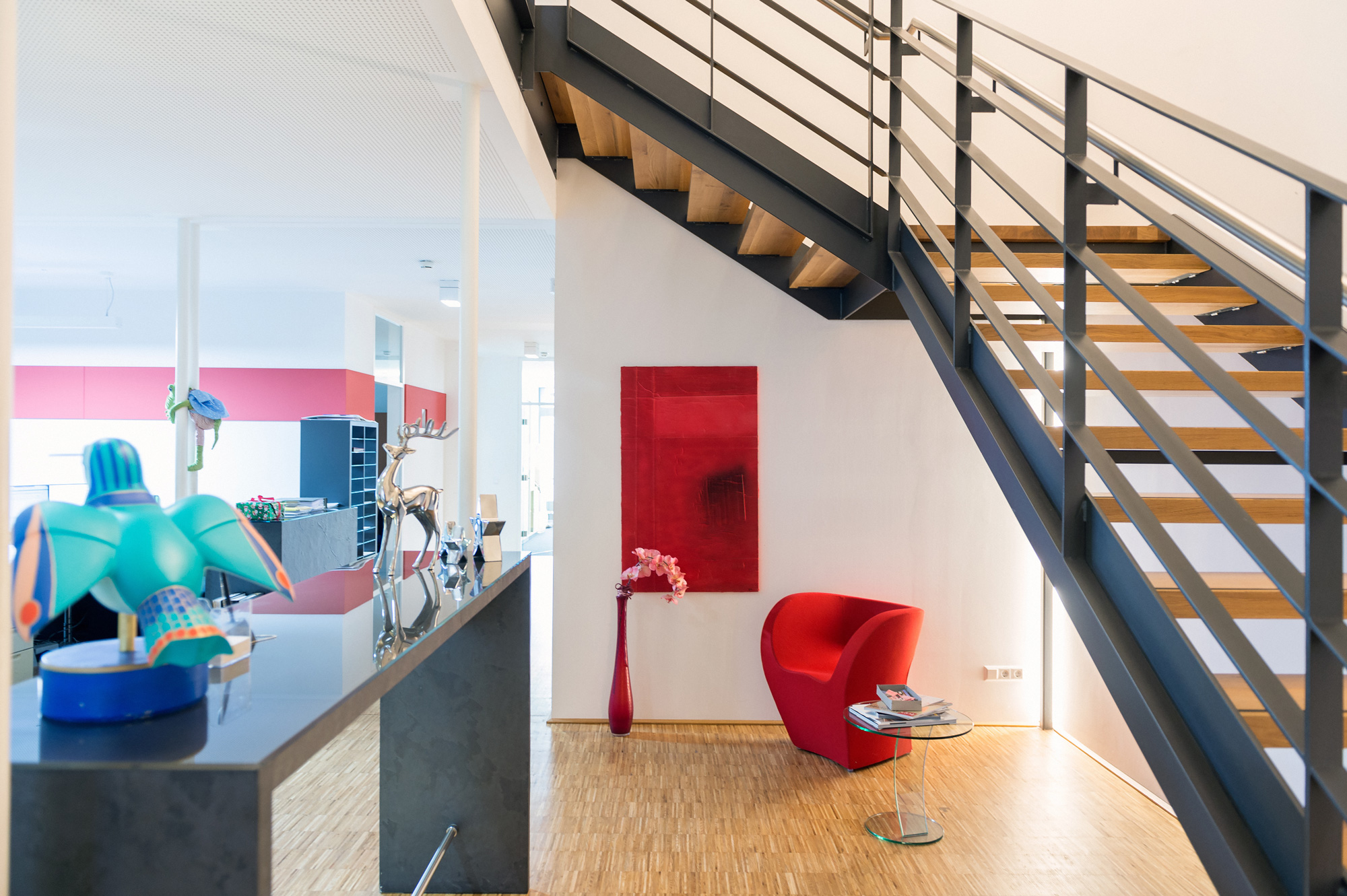 Modernes SKS Bürointerieur mit Treppe.