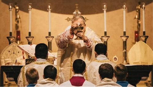 Cardinal Burke celebrates Solemn Pontifical Mass in the Old Rite at St ...