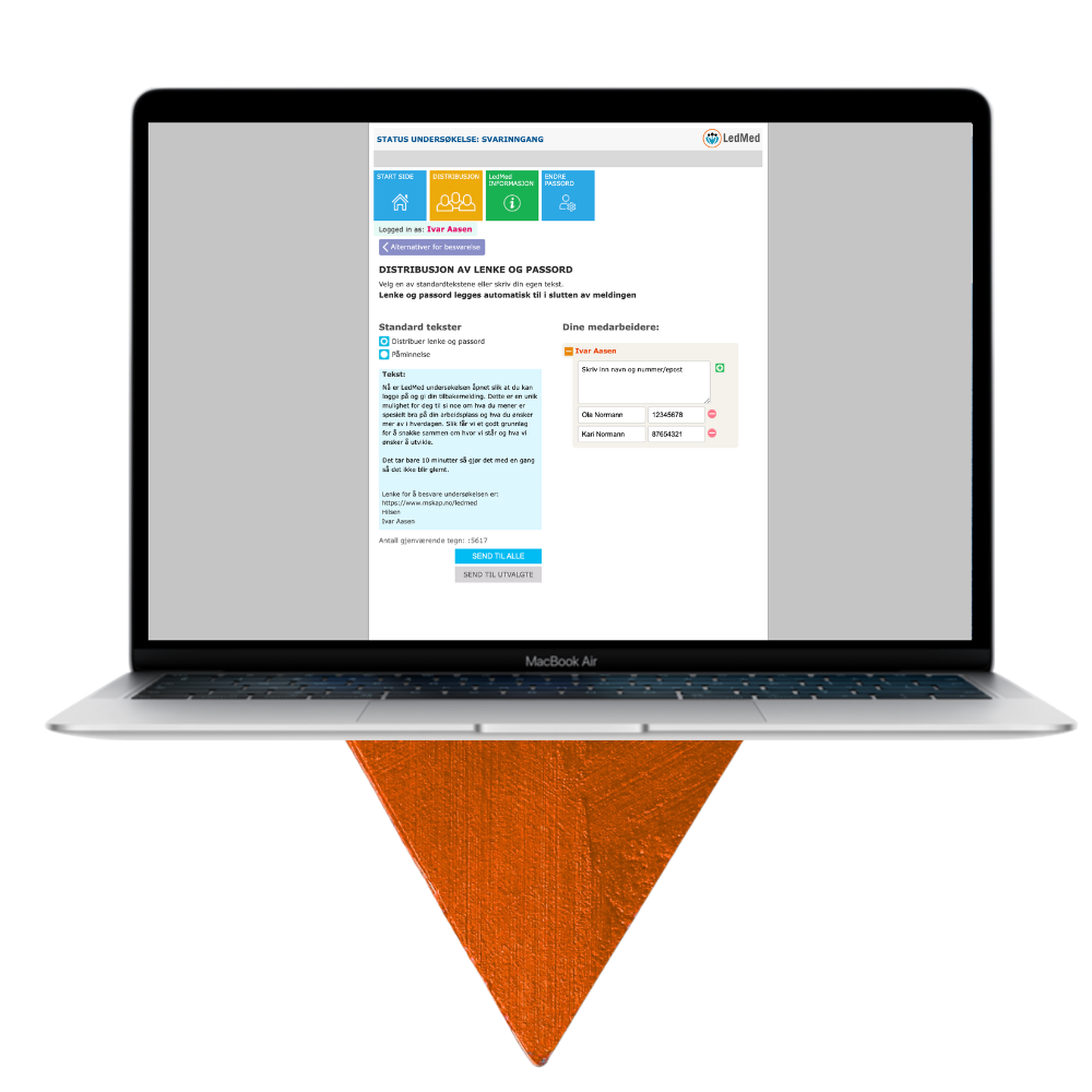 MacBook Air som viser et ledMed nettpåloggingsgrensesnitt for distribusjon av lenke og passord med bruker Ivar Aasen og to medarbeidere.