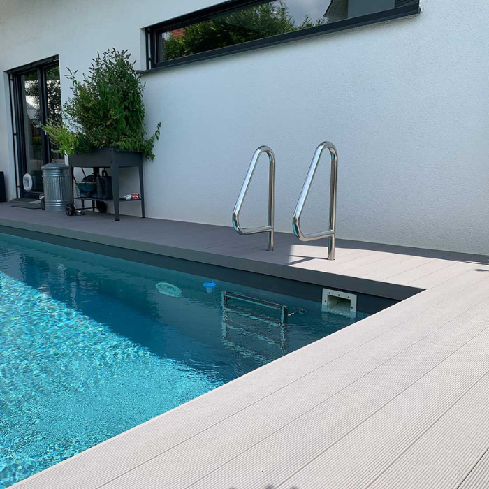 WPC Terrasse in hellgrau um Pool