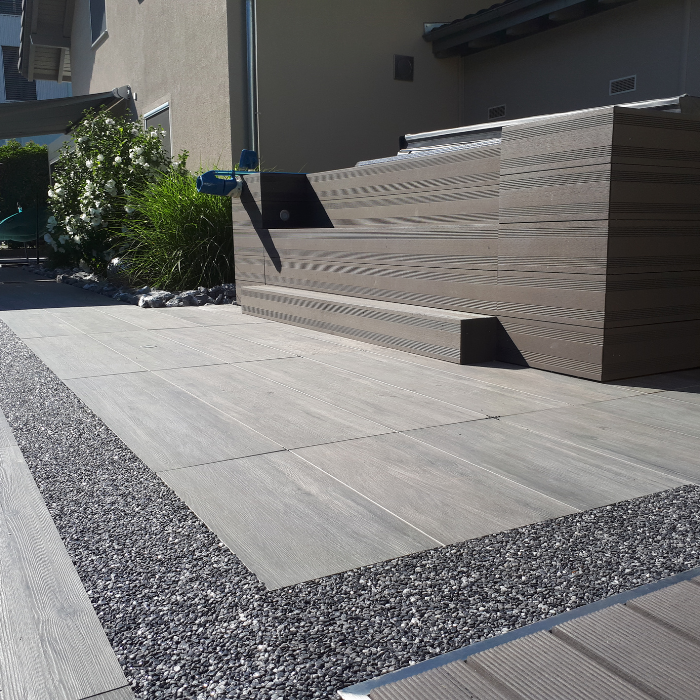 Terrasse in grau u Jacuzzi
