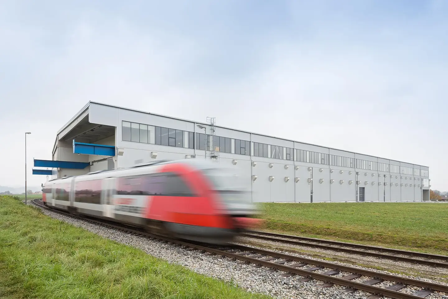 ABC Steel - Aussenansicht mit vorbeifahrendem Zug