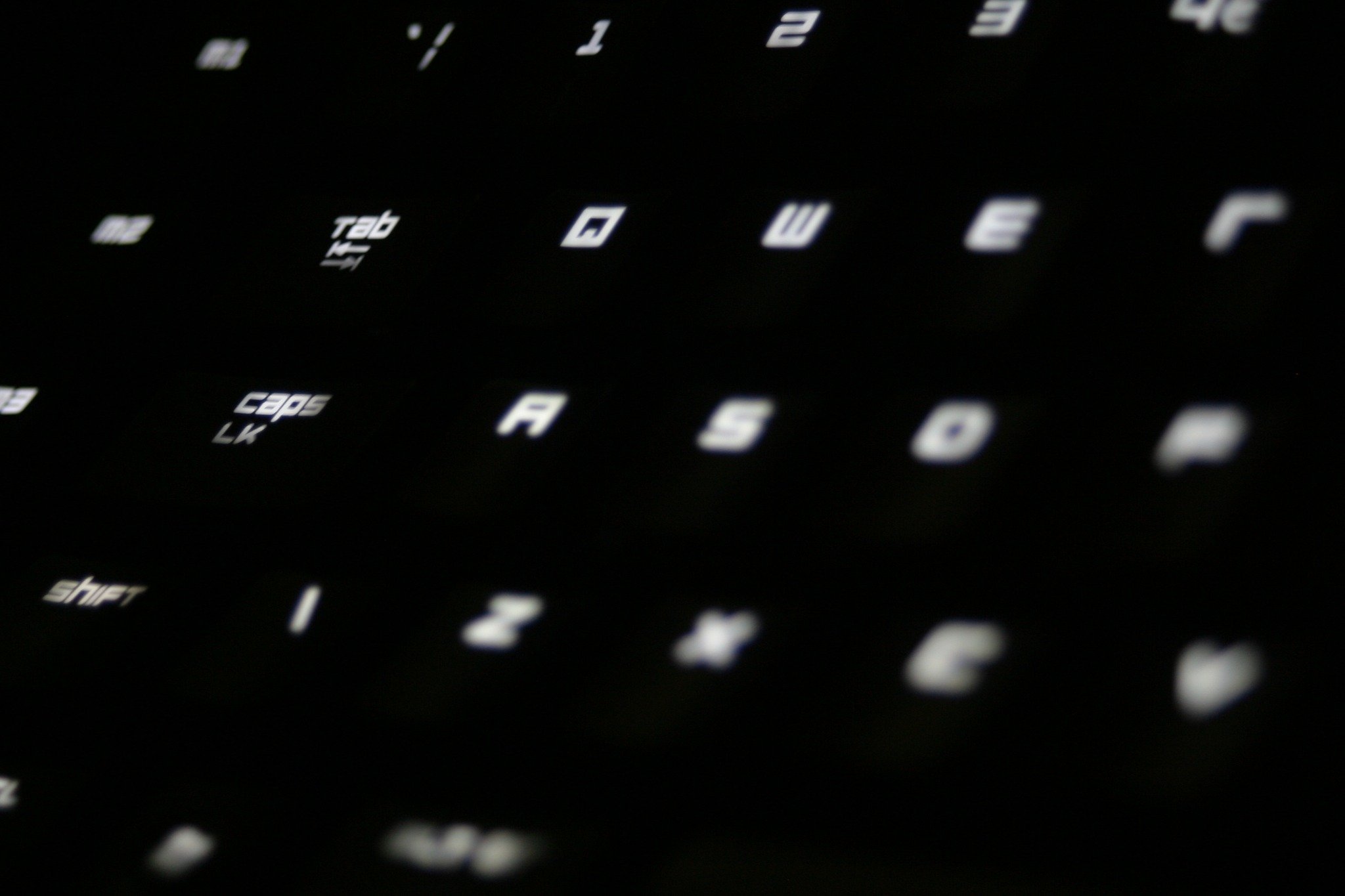 Nahaufnahme einer beleuchteten Computertastatur mit hervorgehobenen Tasten – Symbol für barrierefreie Nutzung mit Screenreadern.
