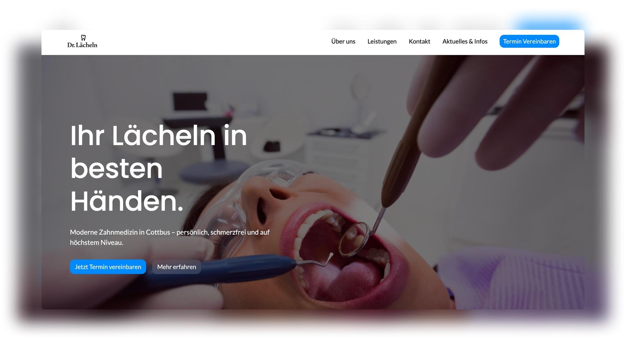 Zahnarztbehandlung im Vordergrund – geöffneter Mund mit medizinischem Werkzeug, auf moderner Praxis-Website.