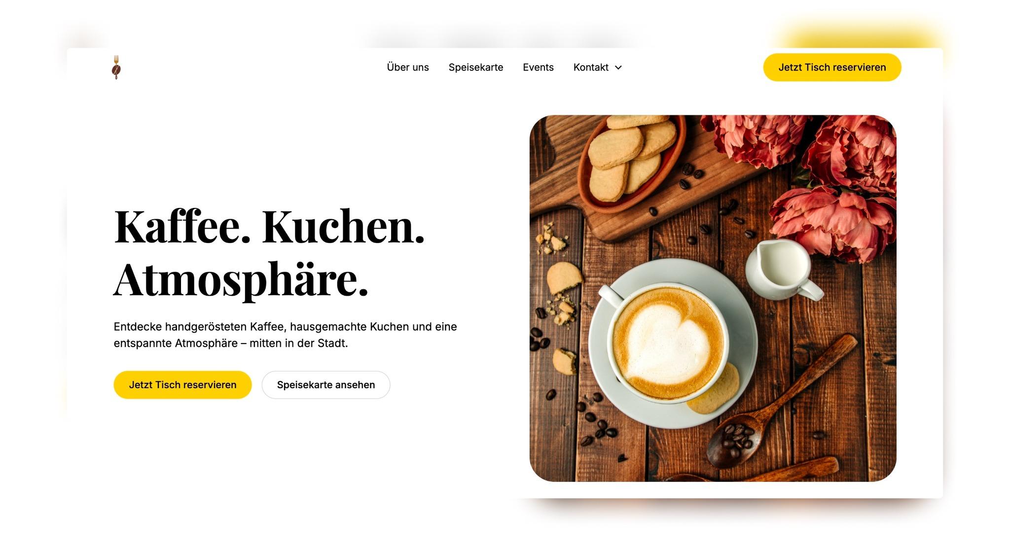 Website eines Cafés mit Kaffee, Milch, Keksen und Blumen auf rustikalem Holztisch.